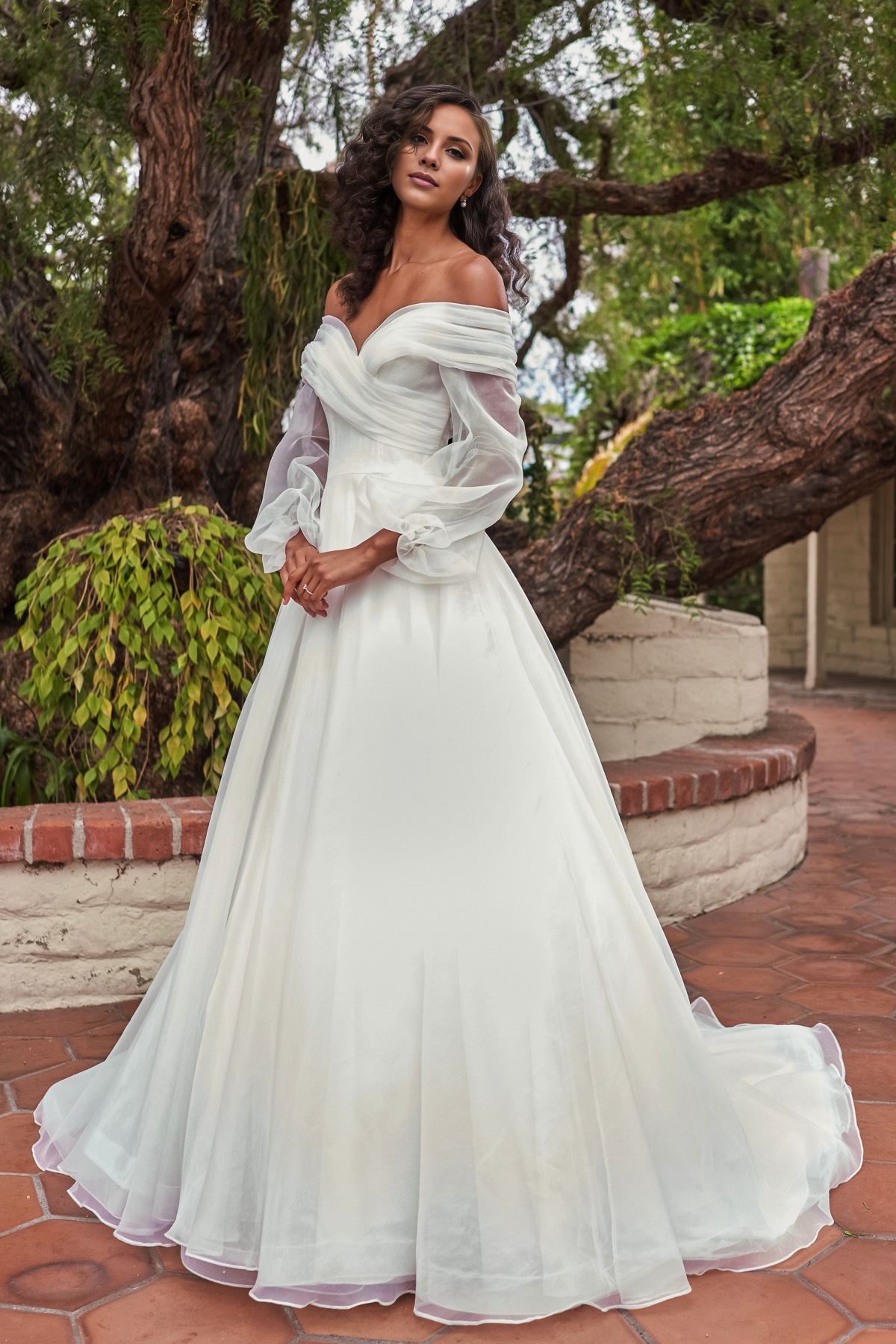 Vestido de novia largo hasta el suelo, con escote en V, cintura ajustada y mangas largas