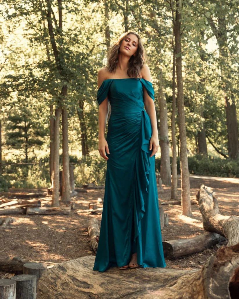 Vestido de noche largo hasta el suelo con corsé y aberturas laterales