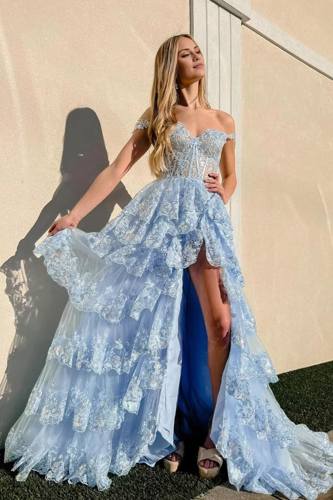 Vestido de fiesta largo con hombros descubiertos de Jimiss combinado con un elegante vestido de fiesta formal transparente en capas con lentejuelas brillantes.