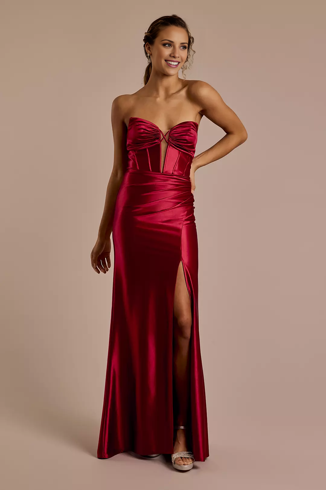 Vestido de fiesta Jimiss de satén, sin tirantes, con escote en V profundo, corte tubo recto y espalda descubierta, largo hasta el suelo.