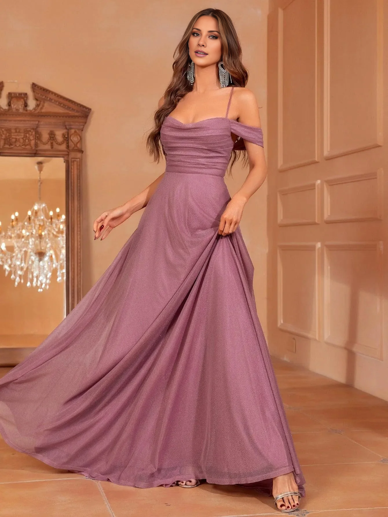 Vestido formal plisado con cordones en la parte delantera, tirantes finos y largo hasta el suelo