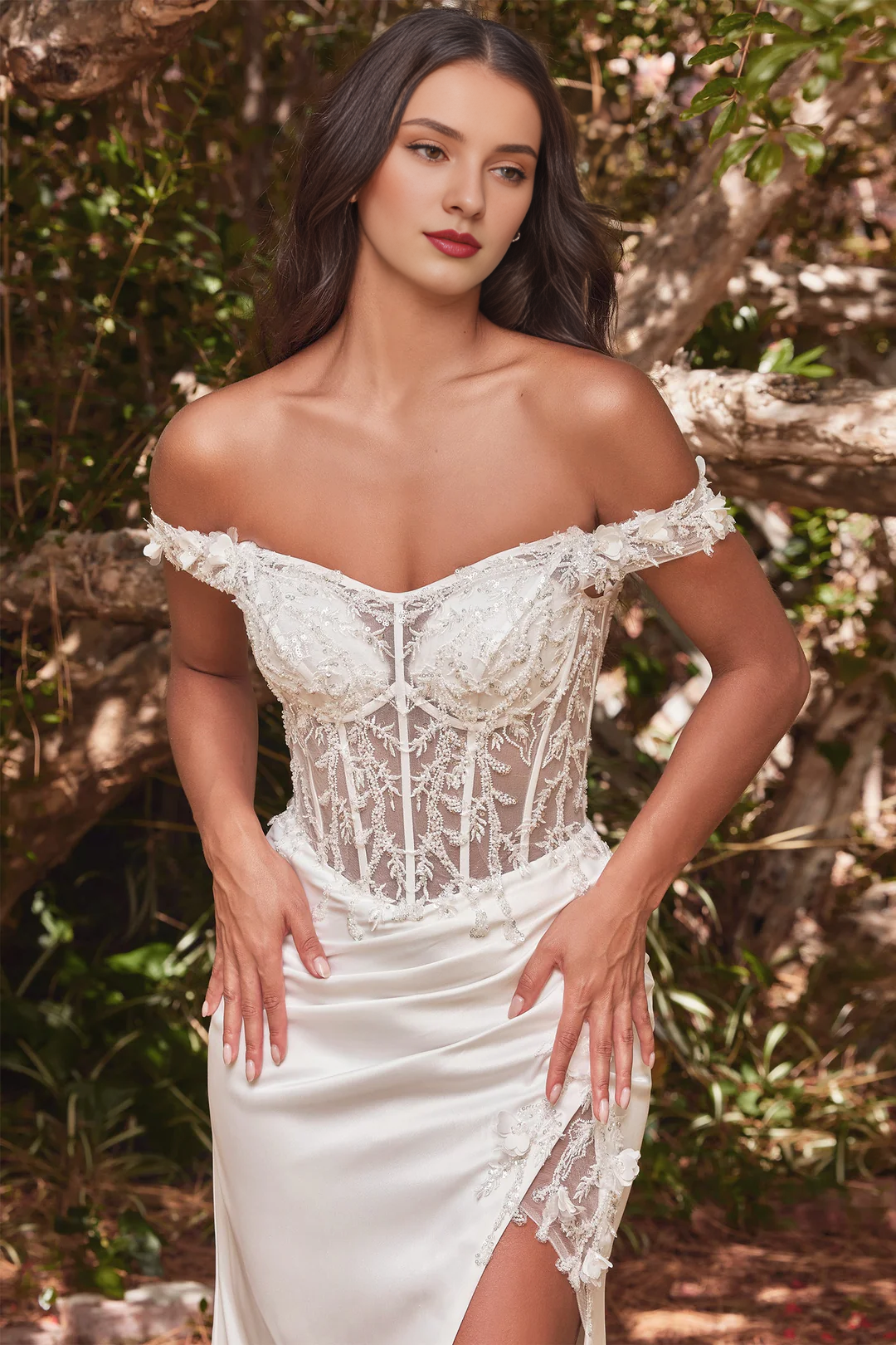 Abito da sposa lungo bianco con spalle scoperte e motivo floreale 3D