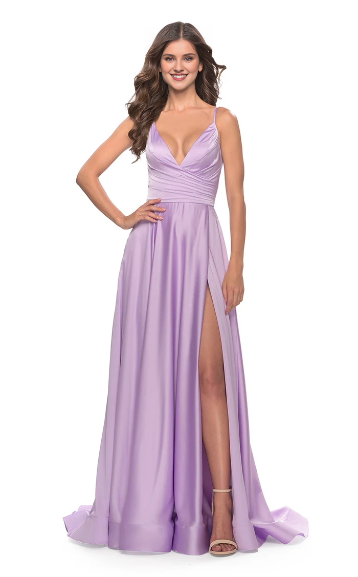 Vestido de noche largo hasta el suelo con escote en V, tirantes finos, abertura lateral en la espalda expuesta y corte en A