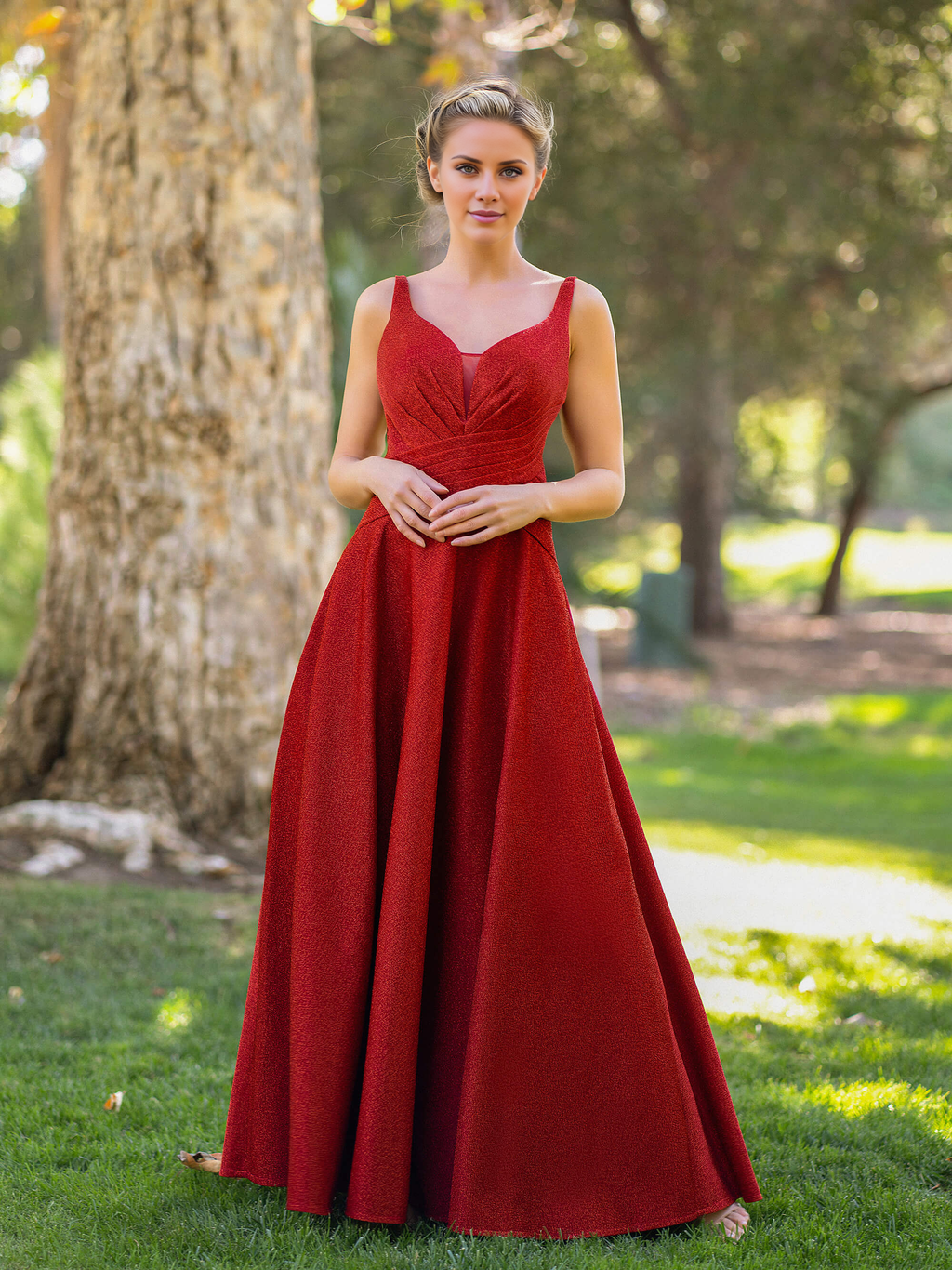 Vestido formal de corte A con escote en V profundo, espalda descubierta y largo hasta el suelo