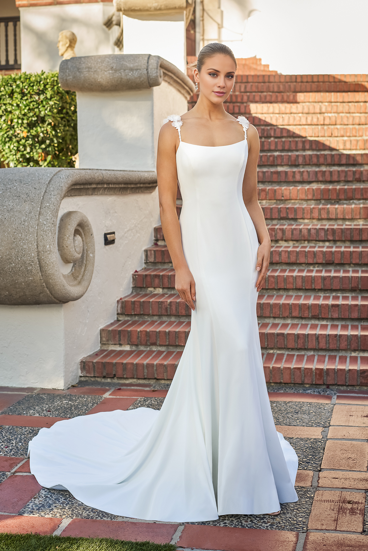 Vestido de novia largo hasta el suelo con encaje bordado y tirantes finos con cuello barco