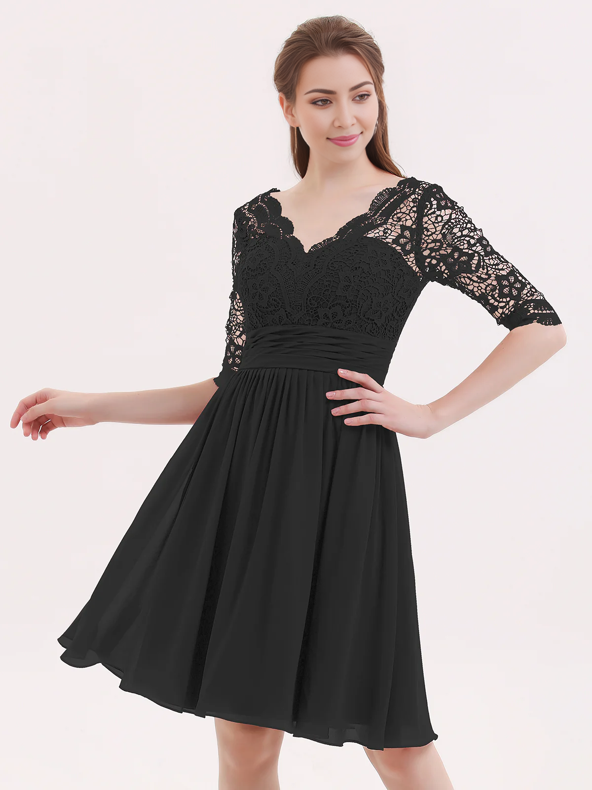 Abito corto in pizzo e chiffon con maniche a cinque quarti