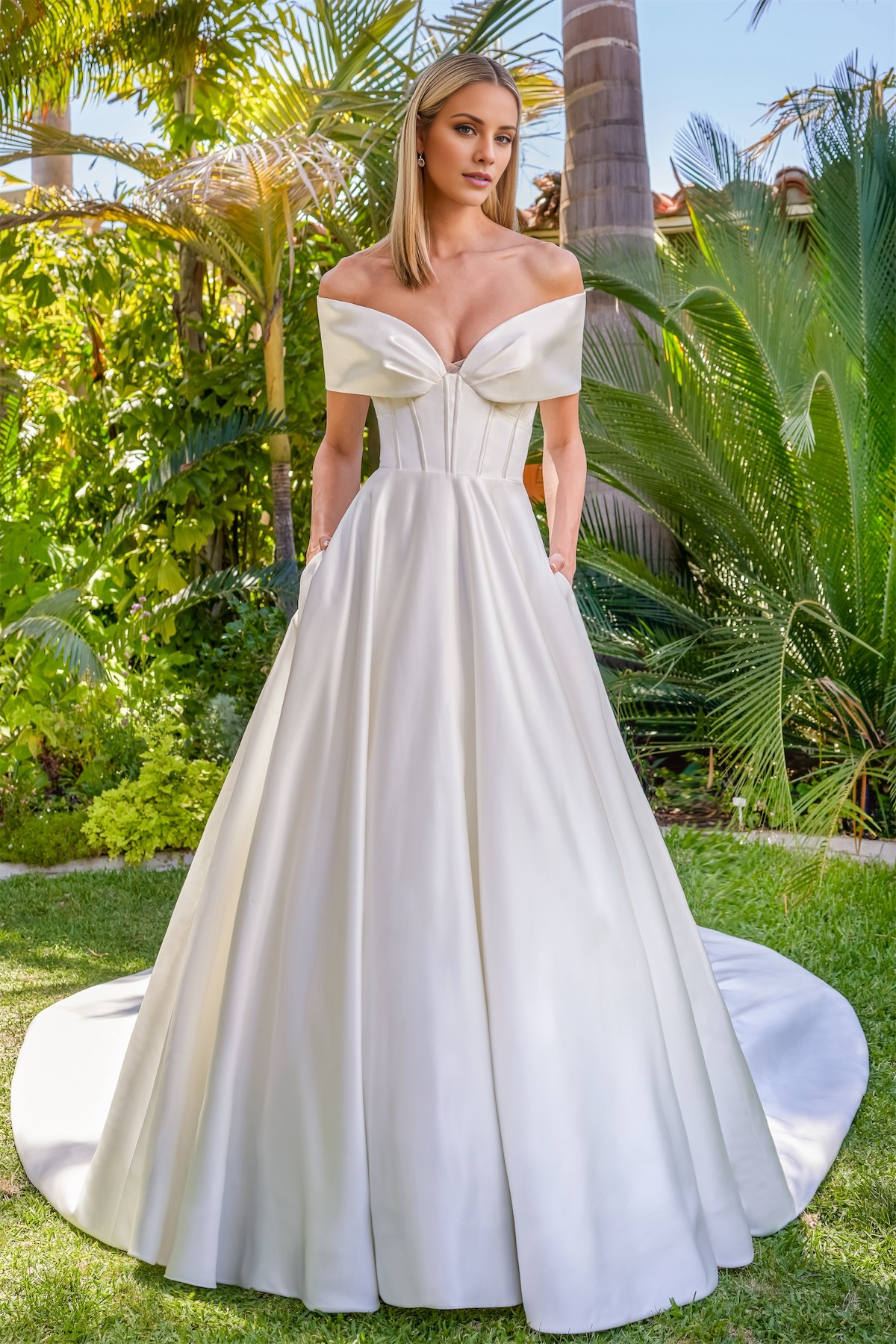 Vestido de novia largo hasta el suelo con corsé ajustado y cuello de hombros descubiertos de satén