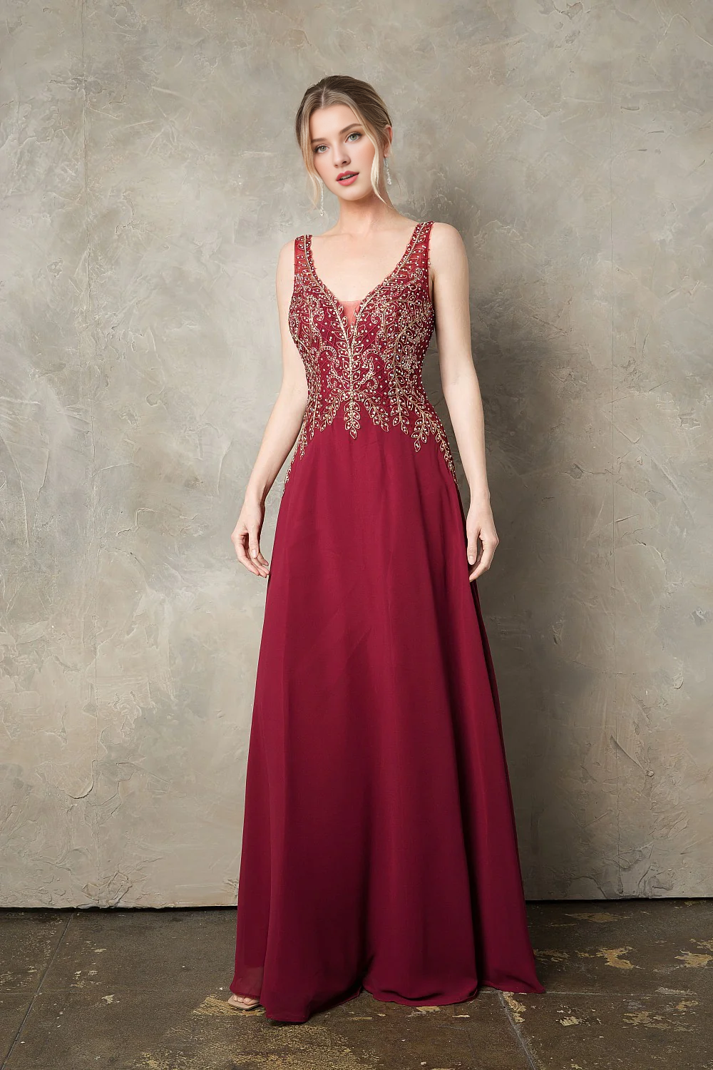 Abito lungo in chiffon senza maniche con ricami di perline e gonna a trapezio