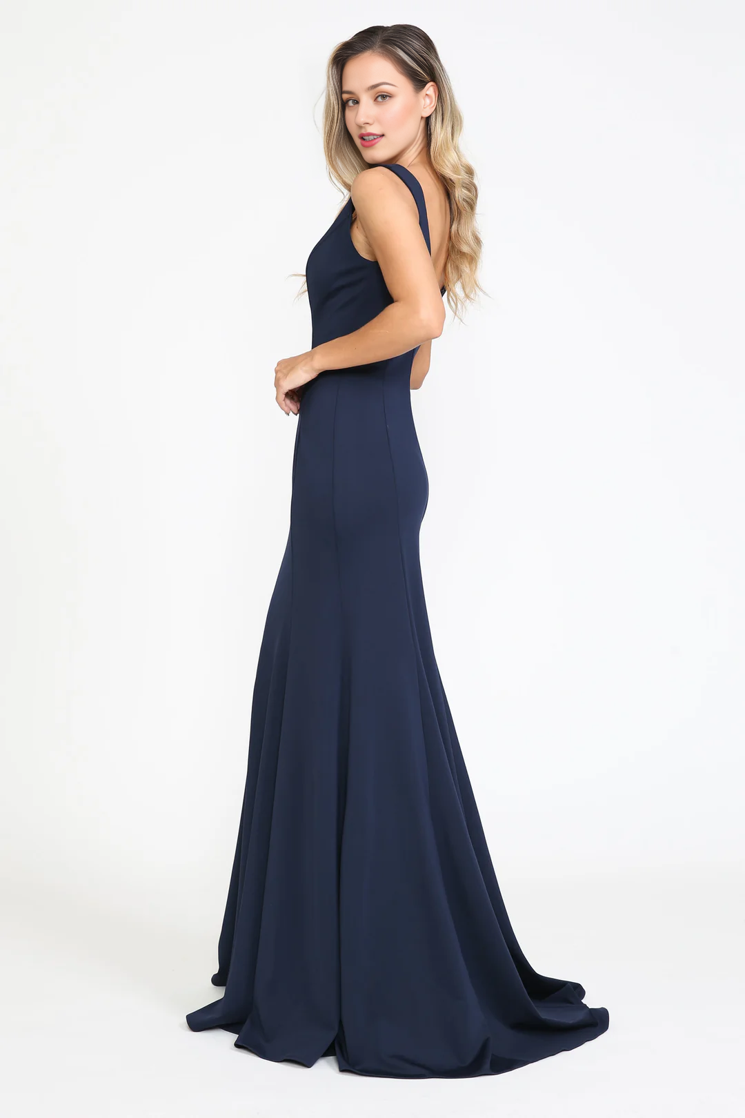 Vestido largo ajustado con escote en V profundo e ilusión