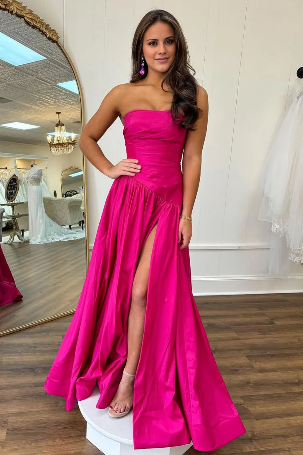 Vestido de fiesta minimalista de corte A en rosa con hombros descubiertos y abertura en satén largo de Jimiss