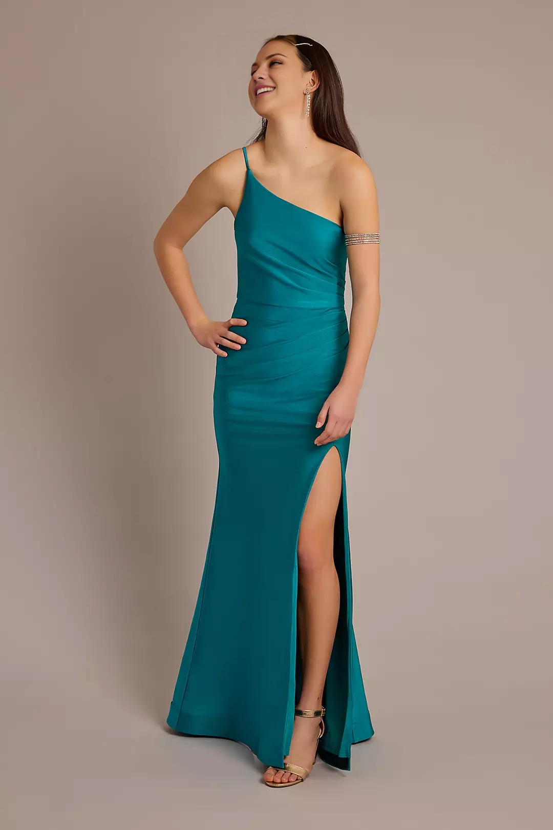 Vestido de fiesta Jimiss de satén con un solo hombro y corte entallado