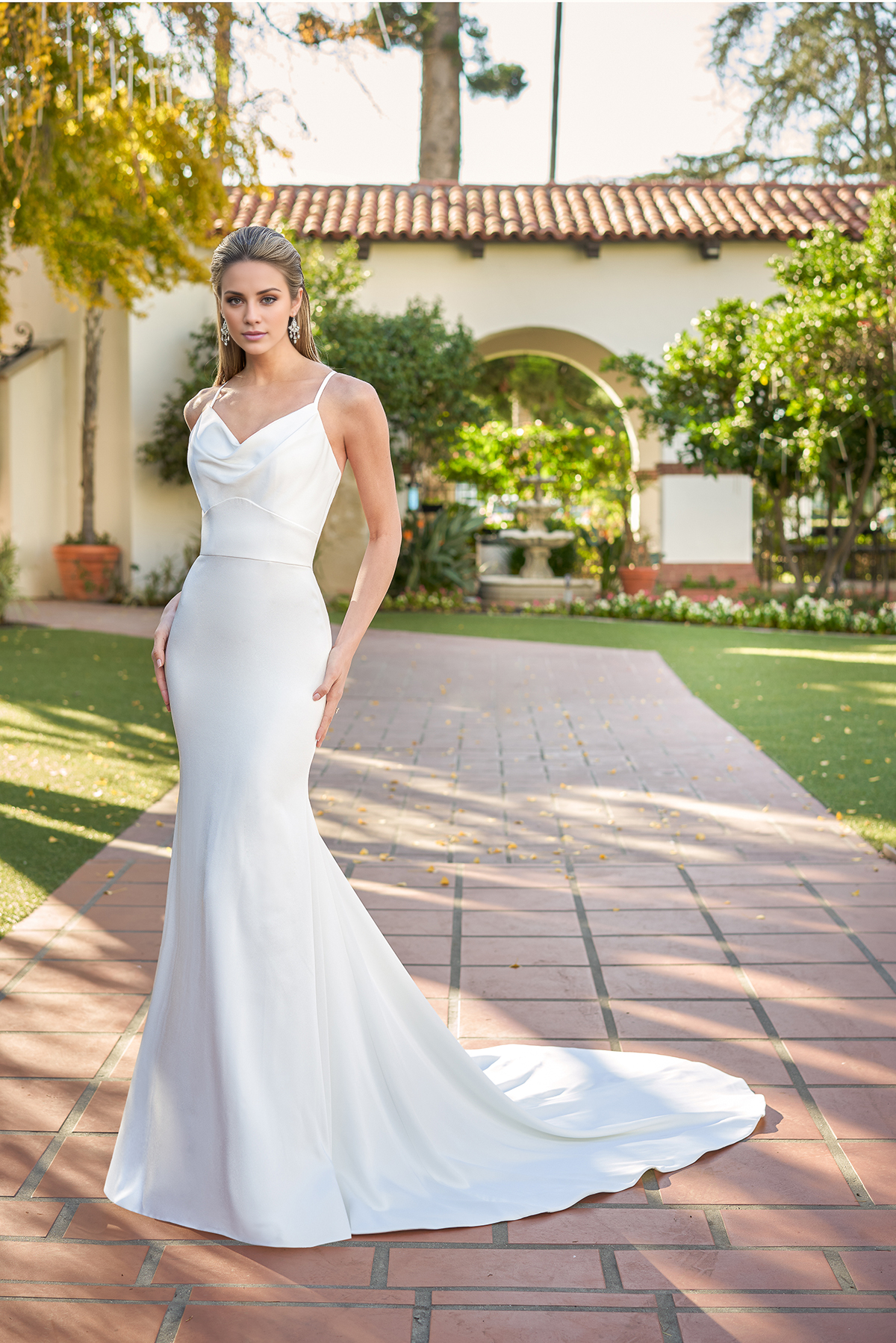 Vestido de novia de satén con cuello plisado, corte entallado y largo hasta el suelo.