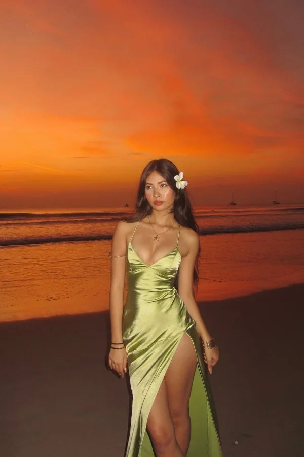 Vestido de verano con escote en V, tirantes finos y abertura lateral de Jimiss con cordones