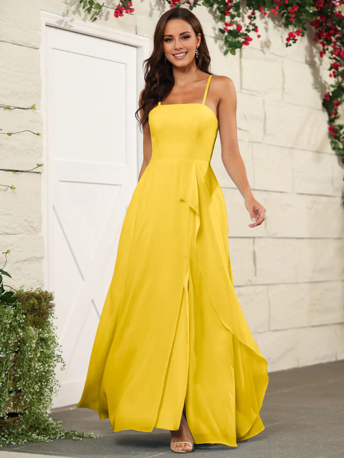 Hermoso vestido de dama de honor de gasa fina con tirantes finos y largo hasta el suelo.