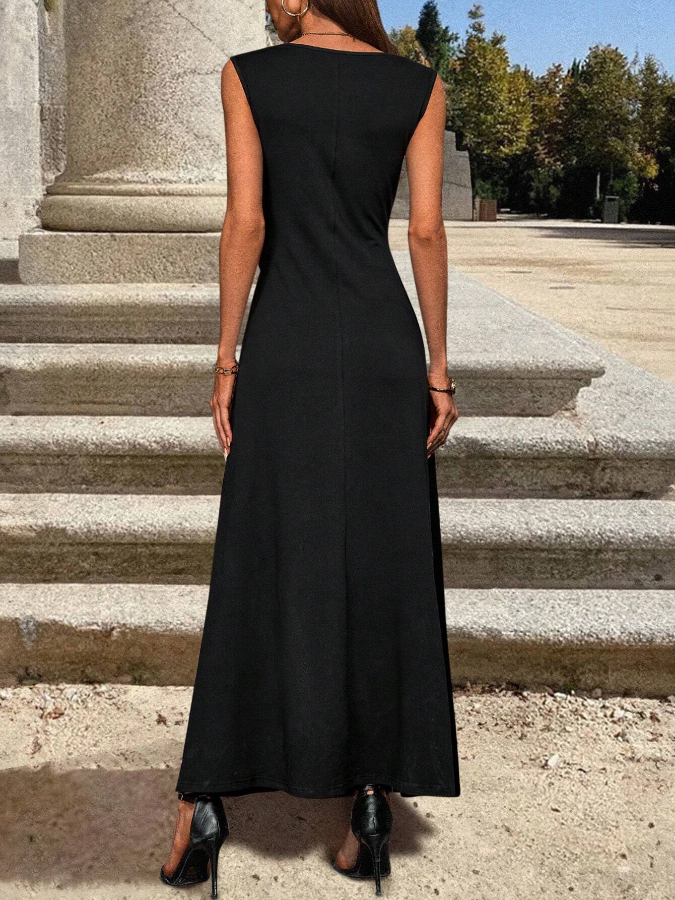 Vestido de noche elegante y minimalista con escote redondo y diseño plegable en color sólido.