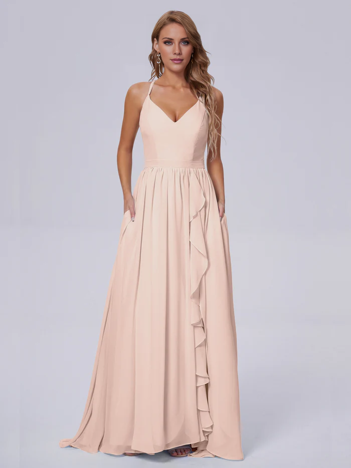 Elegante vestido de dama de honor de gasa con tirantes al hombro y largo hasta el suelo.