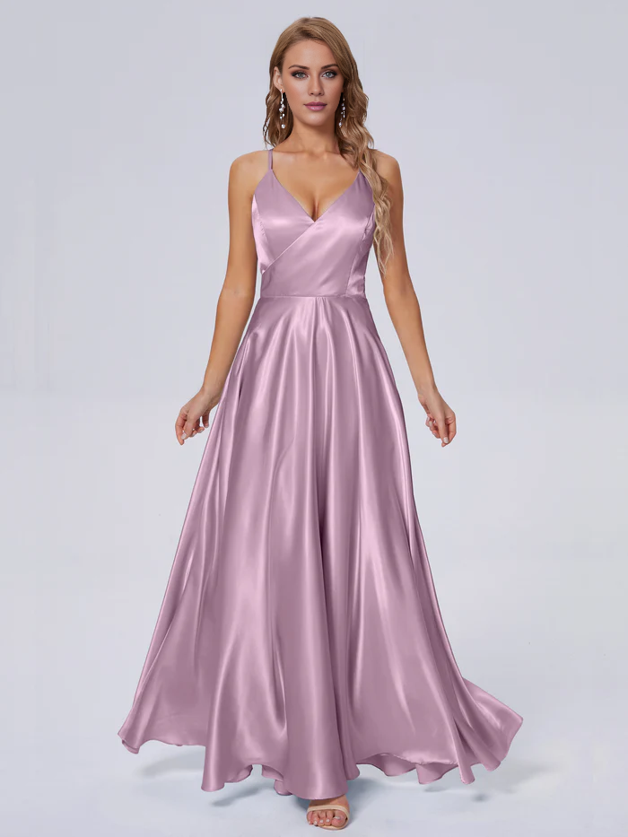 Elegante vestido de dama de honor de satén suave con tirantes al hombro y largo hasta el suelo.