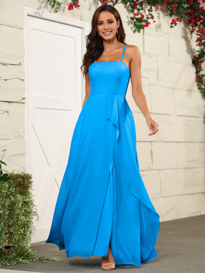 Hermoso vestido de dama de honor de gasa fina con tirantes finos y largo hasta el suelo.