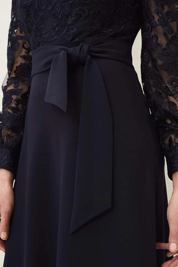 Vestido de madre de la novia largo hasta la rodilla con encaje y cuello redondo y mangas largas