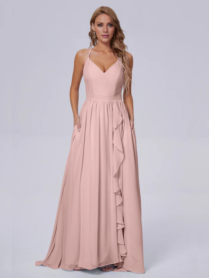 Elegante vestido de dama de honor de gasa con tirantes al hombro y largo hasta el suelo.