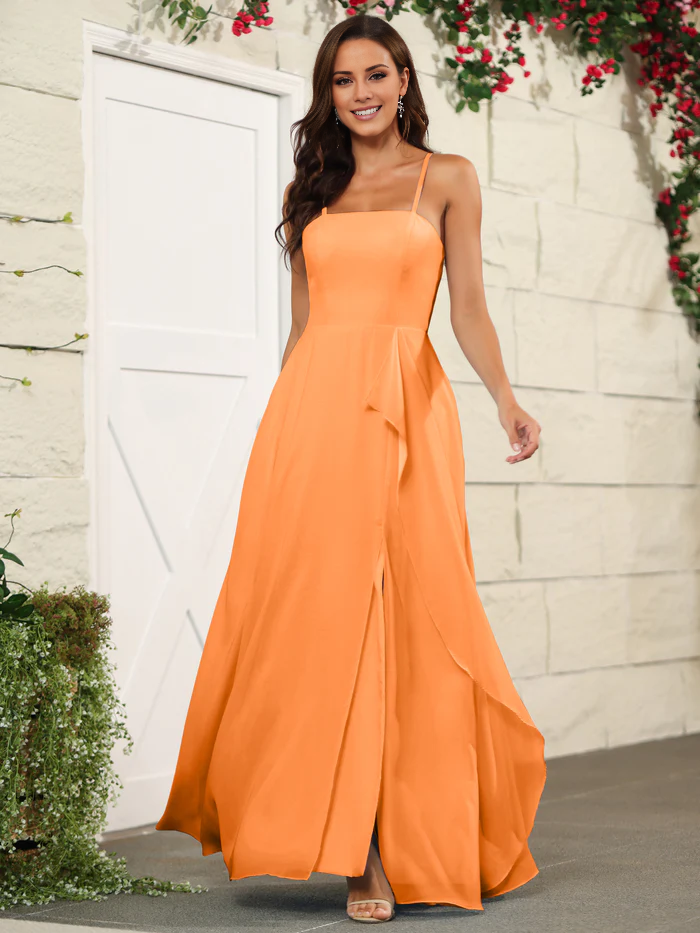 Hermoso vestido de dama de honor de gasa fina con tirantes finos y largo hasta el suelo.