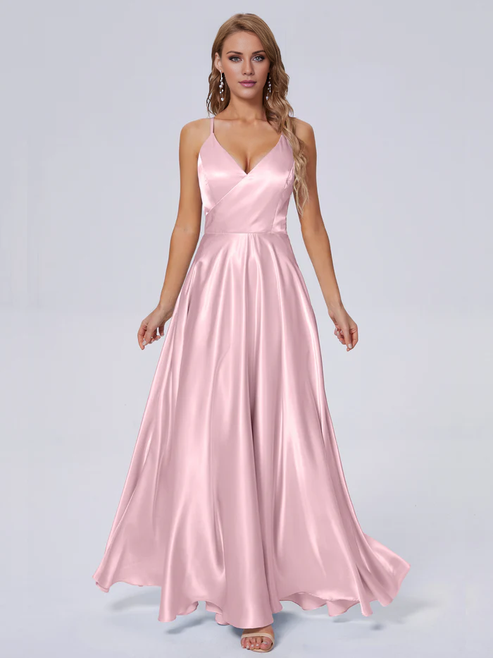 Elegante vestido de dama de honor de satén suave con tirantes al hombro y largo hasta el suelo.