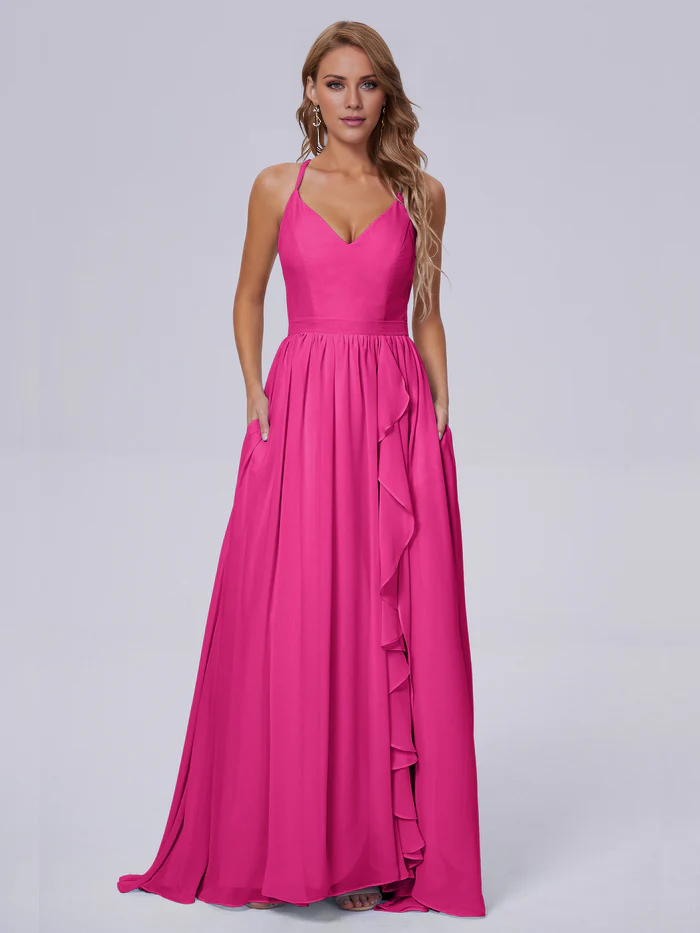 Elegante vestido de dama de honor de gasa con tirantes al hombro y largo hasta el suelo.