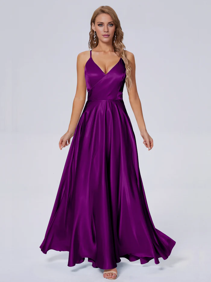 Elegante vestido de dama de honor de satén suave con tirantes al hombro y largo hasta el suelo.