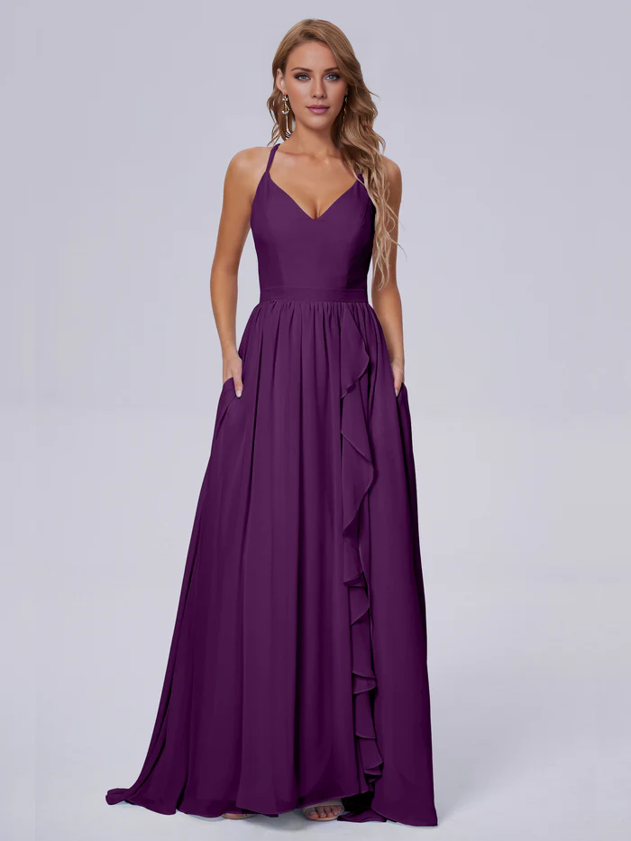 Elegante vestido de dama de honor de gasa con tirantes al hombro y largo hasta el suelo.