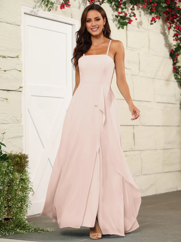 Hermoso vestido de dama de honor de gasa fina con tirantes finos y largo hasta el suelo.