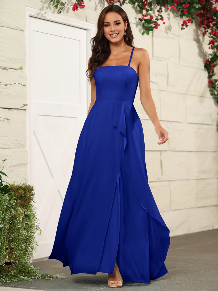 Hermoso vestido de dama de honor de gasa fina con tirantes finos y largo hasta el suelo.