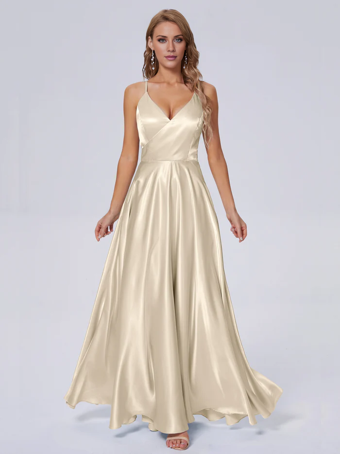 Elegante vestido de dama de honor de satén suave con tirantes al hombro y largo hasta el suelo.
