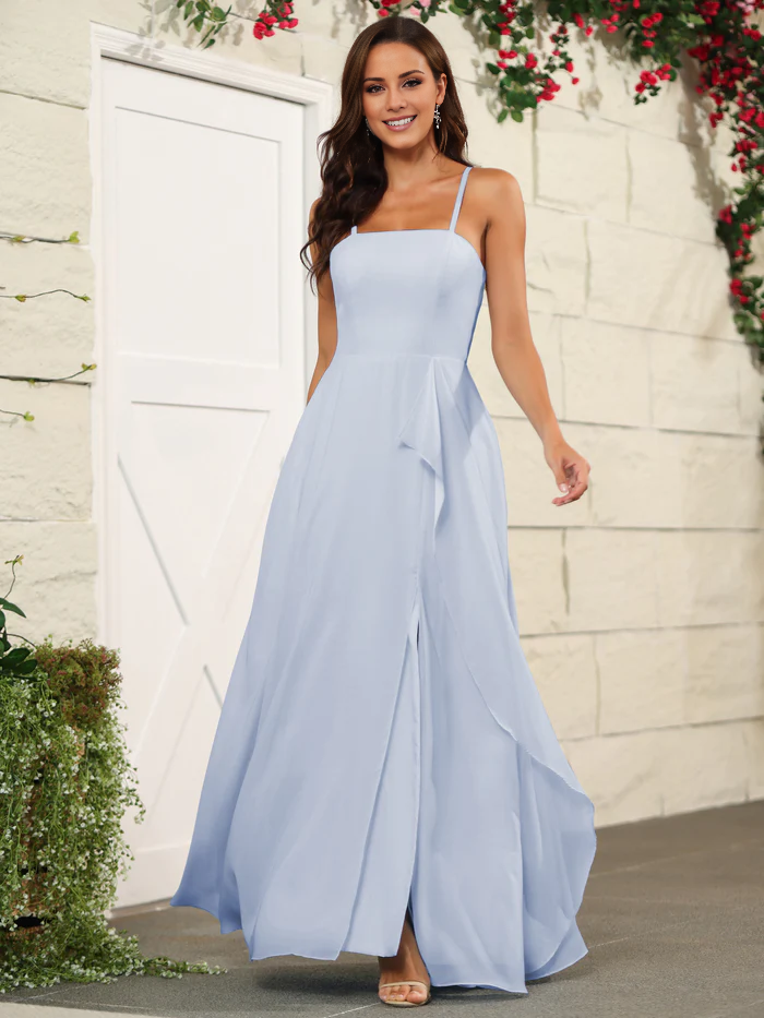 Hermoso vestido de dama de honor de gasa fina con tirantes finos y largo hasta el suelo.