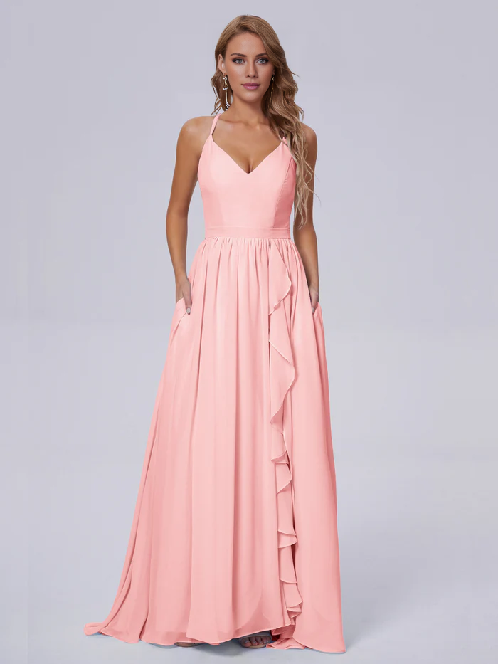 Elegante vestido de dama de honor de gasa con tirantes al hombro y largo hasta el suelo.