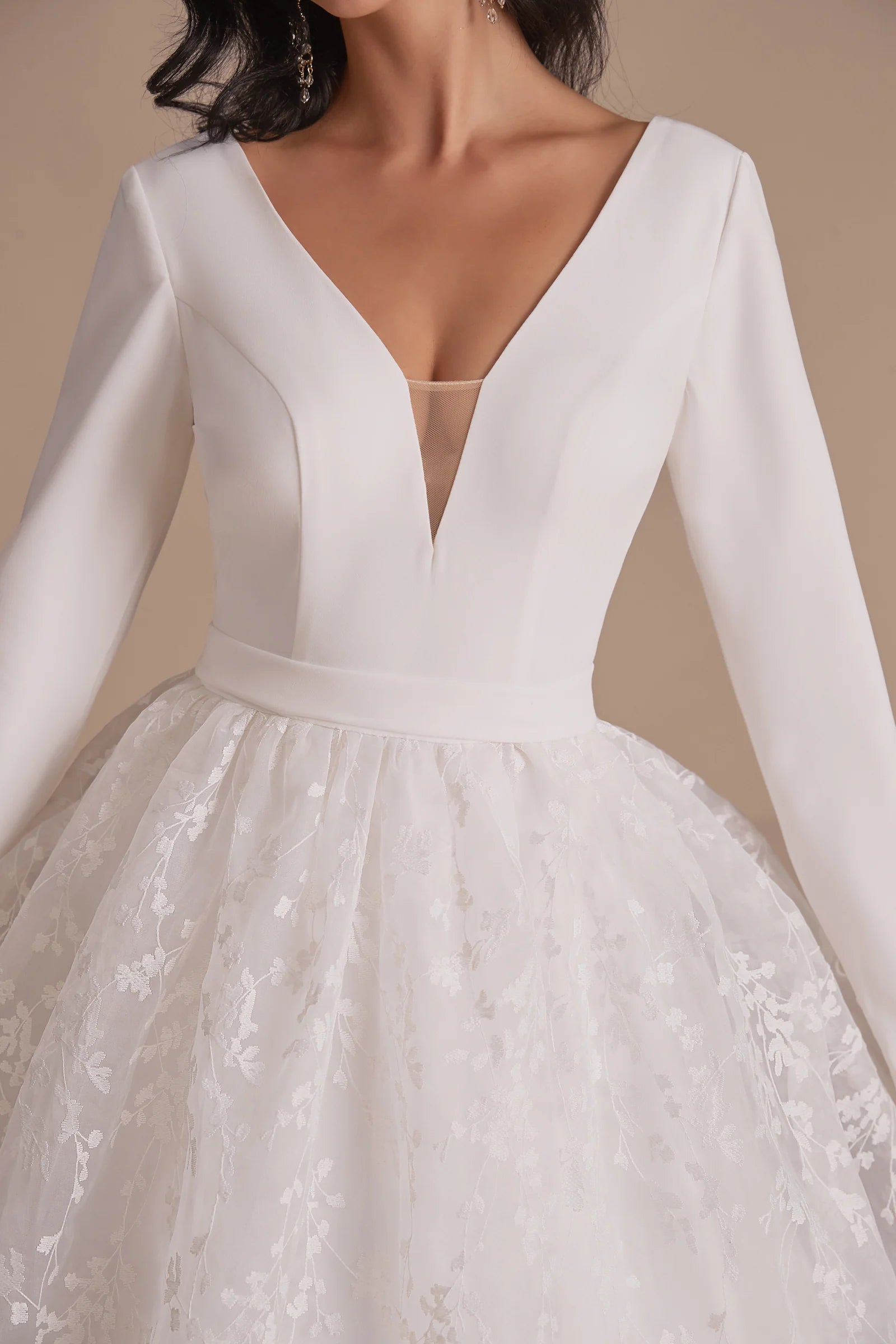 Vestido de novia de encaje con escote en V, manga larga, corte A y espalda descubierta