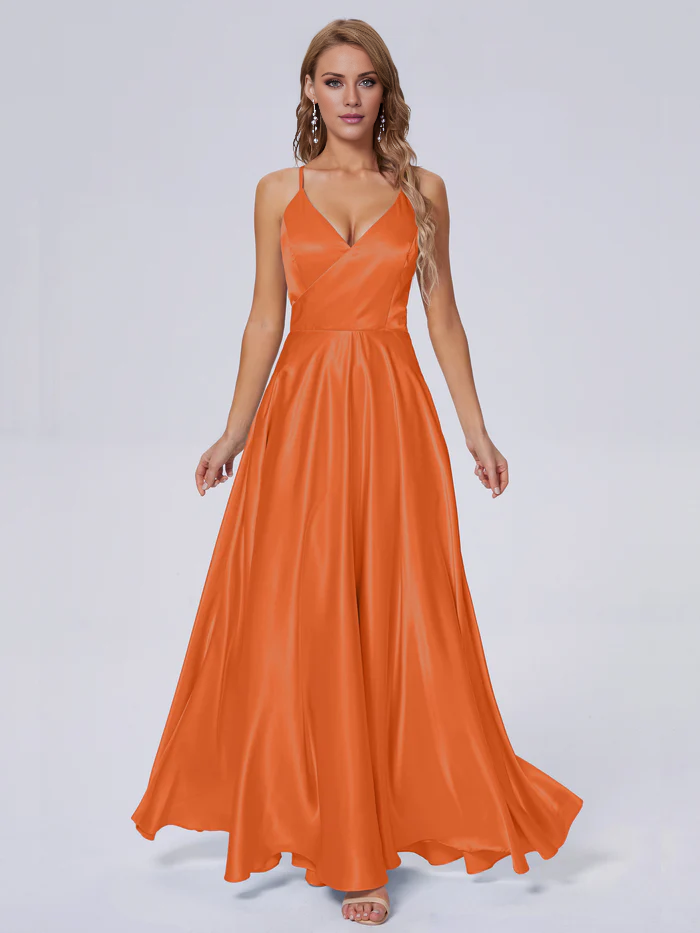 Elegante vestido de dama de honor de satén suave con tirantes al hombro y largo hasta el suelo.