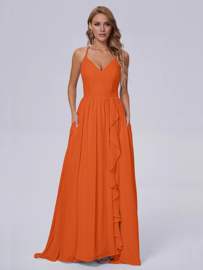 Elegante vestido de dama de honor de gasa con tirantes al hombro y largo hasta el suelo.