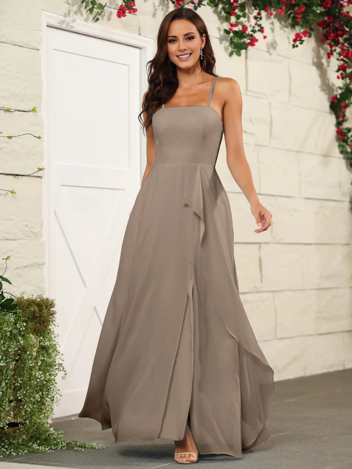 Hermoso vestido de dama de honor de gasa fina con tirantes finos y largo hasta el suelo.