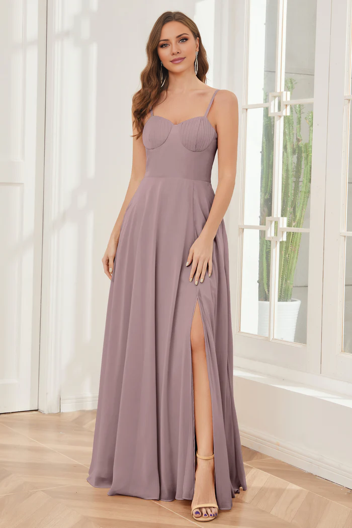 Abito da damigella d'onore lungo fino al pavimento, in chiffon con spacco laterale e spalle sottili, a trapezio