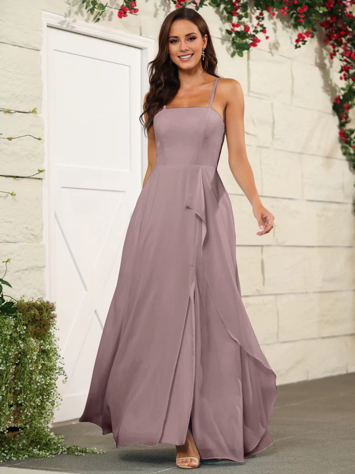 Hermoso vestido de dama de honor de gasa fina con tirantes finos y largo hasta el suelo.