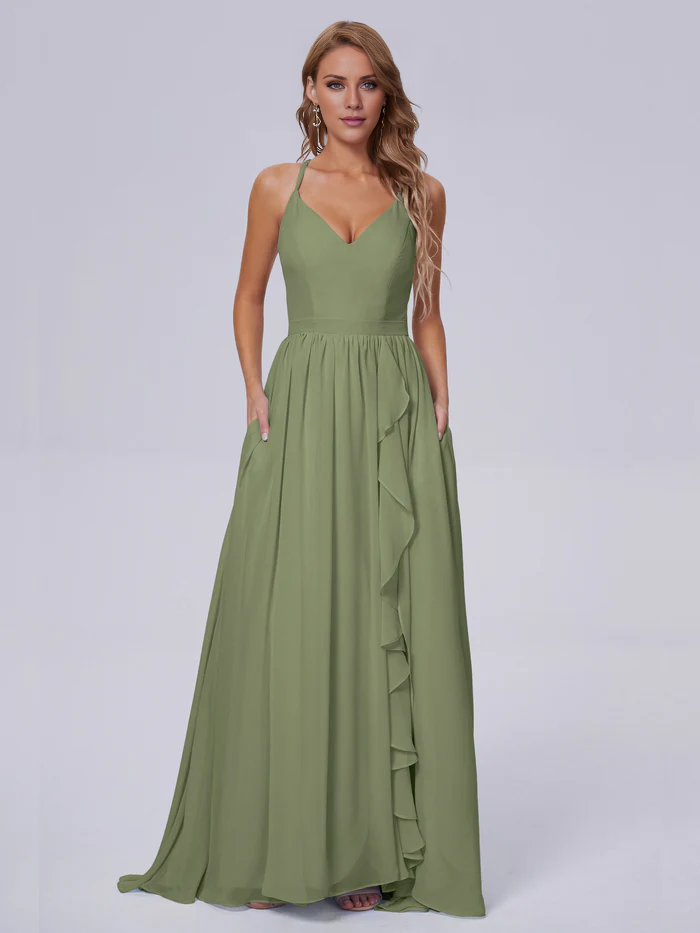 Elegante vestido de dama de honor de gasa con tirantes al hombro y largo hasta el suelo.