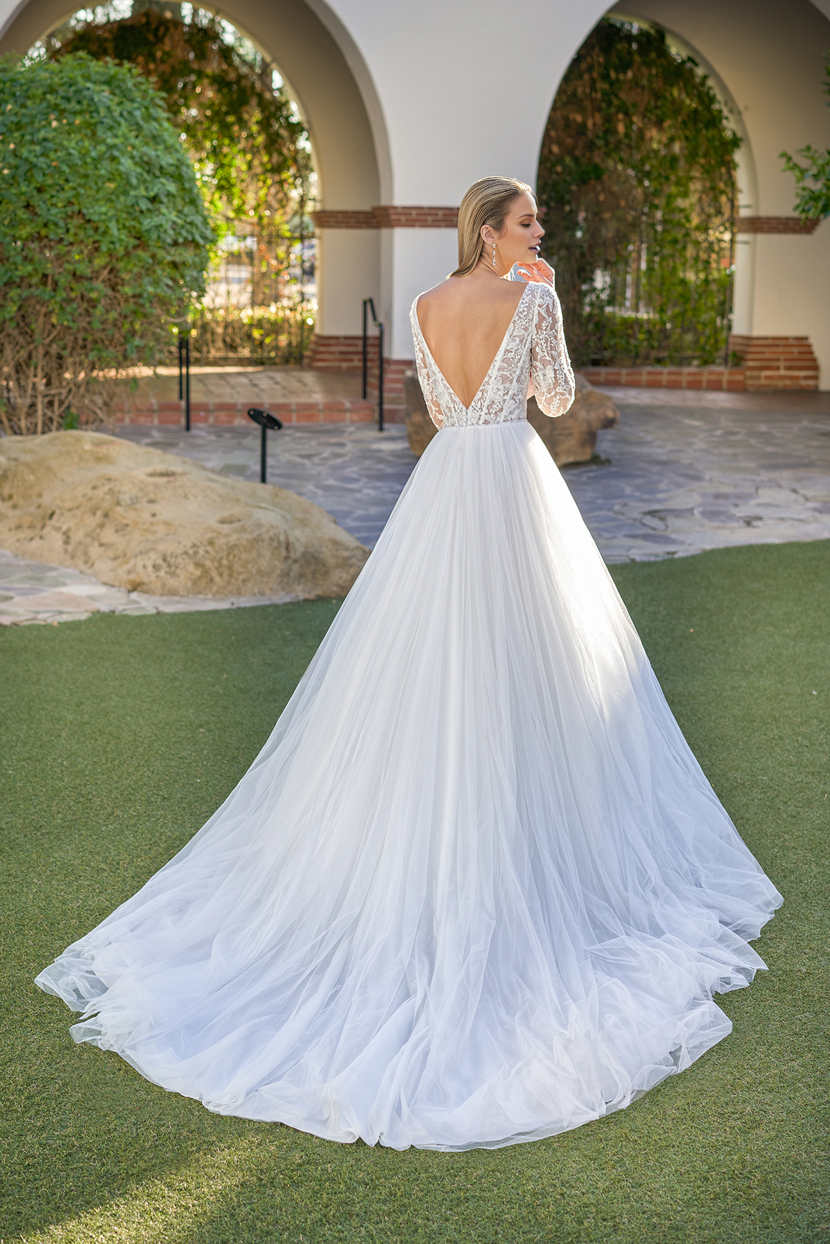 Abito da sposa a trapezio con scollo quadrato, in chiffon ricamato e pizzo, lungo fino al pavimento