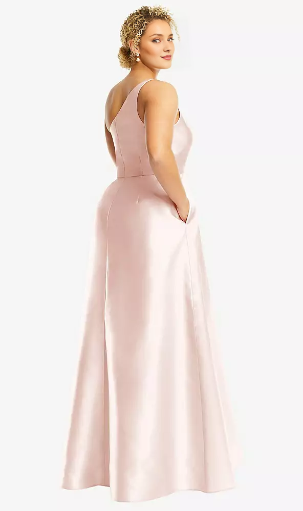 Vestido de fiesta de satén con abertura frontal dibujada y bolsillo con un solo hombro