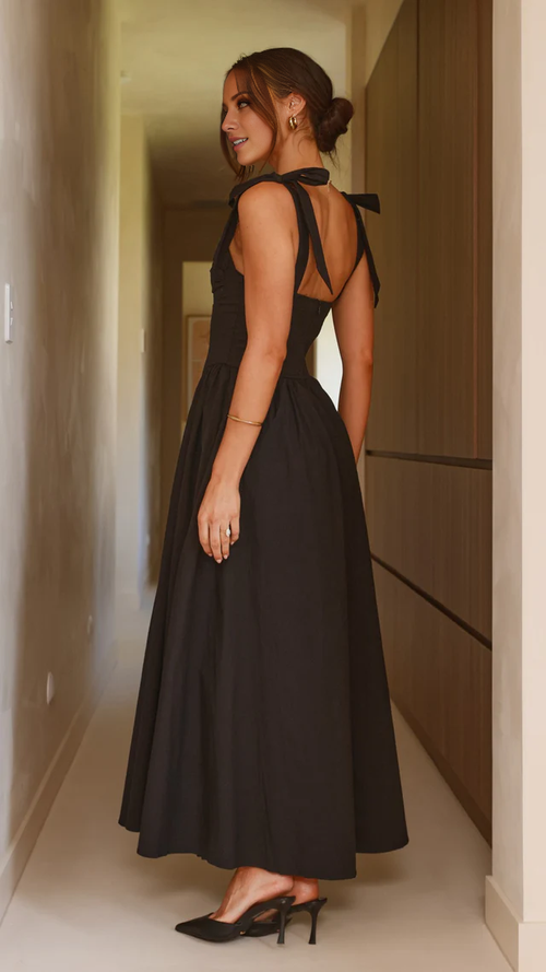 Vestido de fiesta largo con corsé ajustado y escote cuadrado de Jimiss con detalles plisados