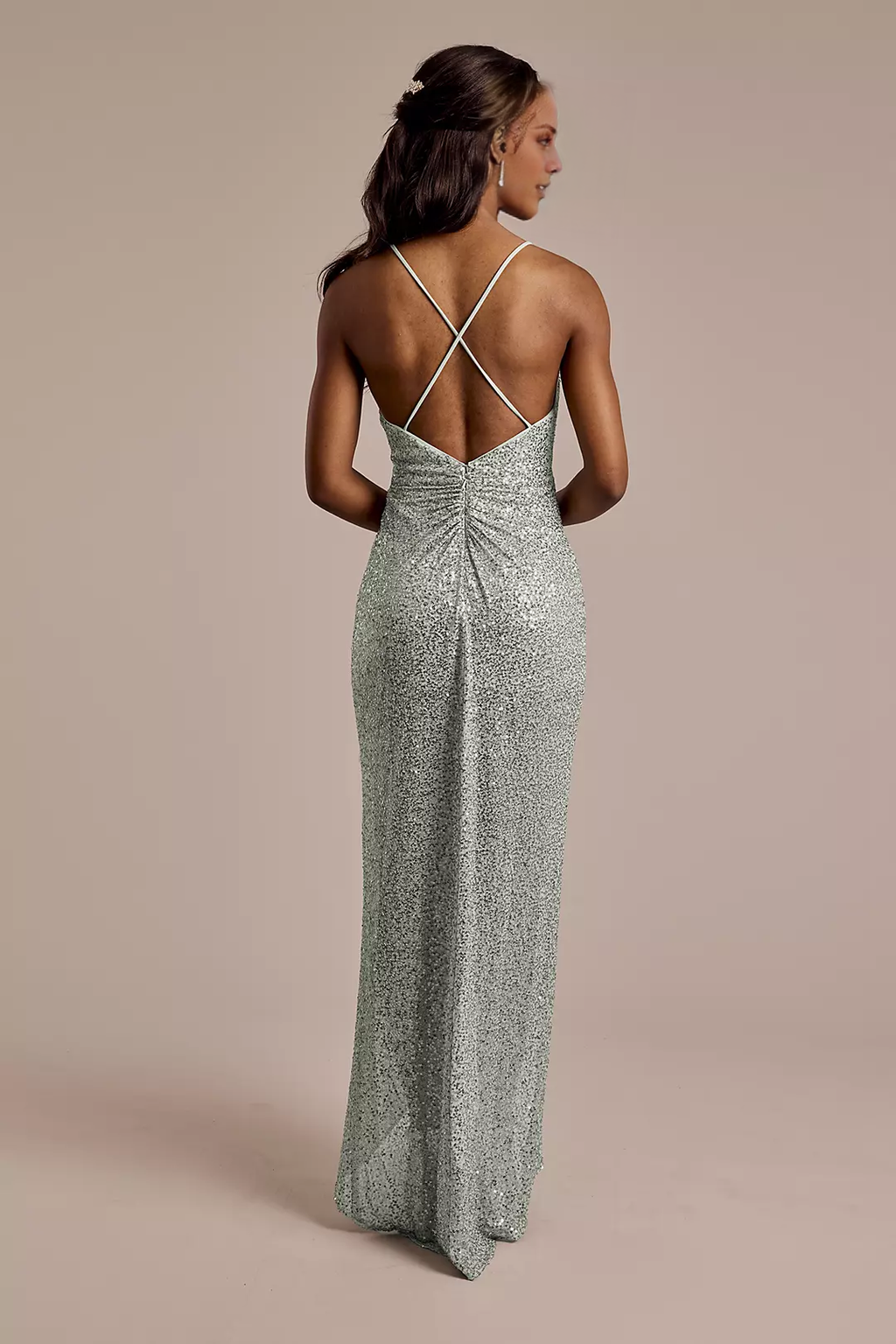 Vestido de fiesta largo hasta el suelo con cuello halter, lentejuelas, tirantes finos, espalda descubierta y abertura lateral.