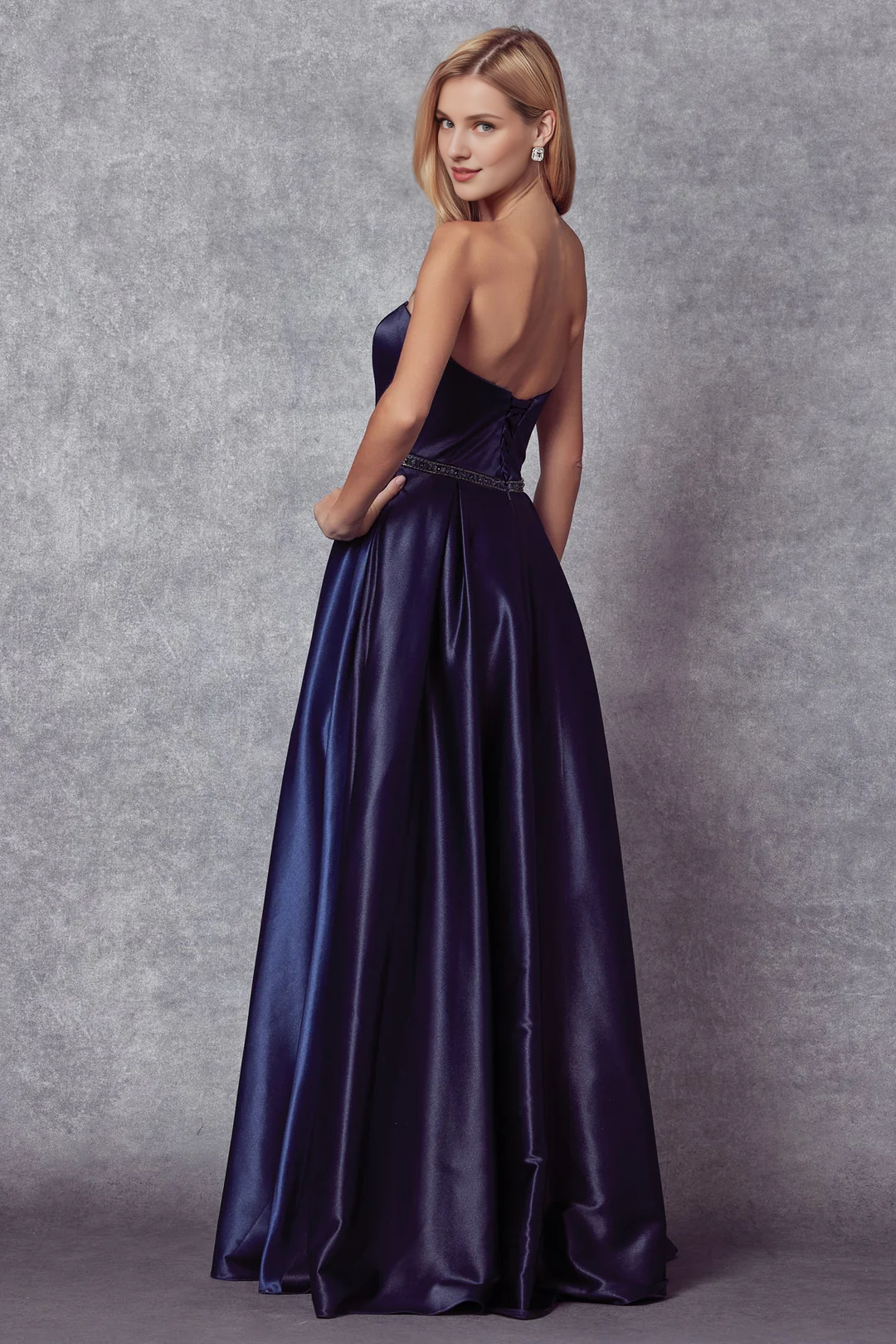 Elegante vestido de satén sin mangas con escote en forma de A