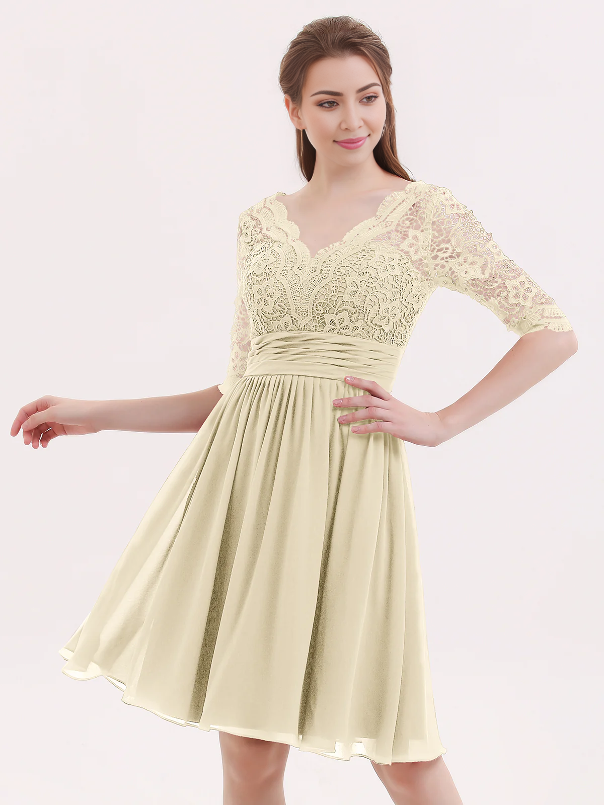 Abito corto in pizzo e chiffon con maniche a cinque quarti