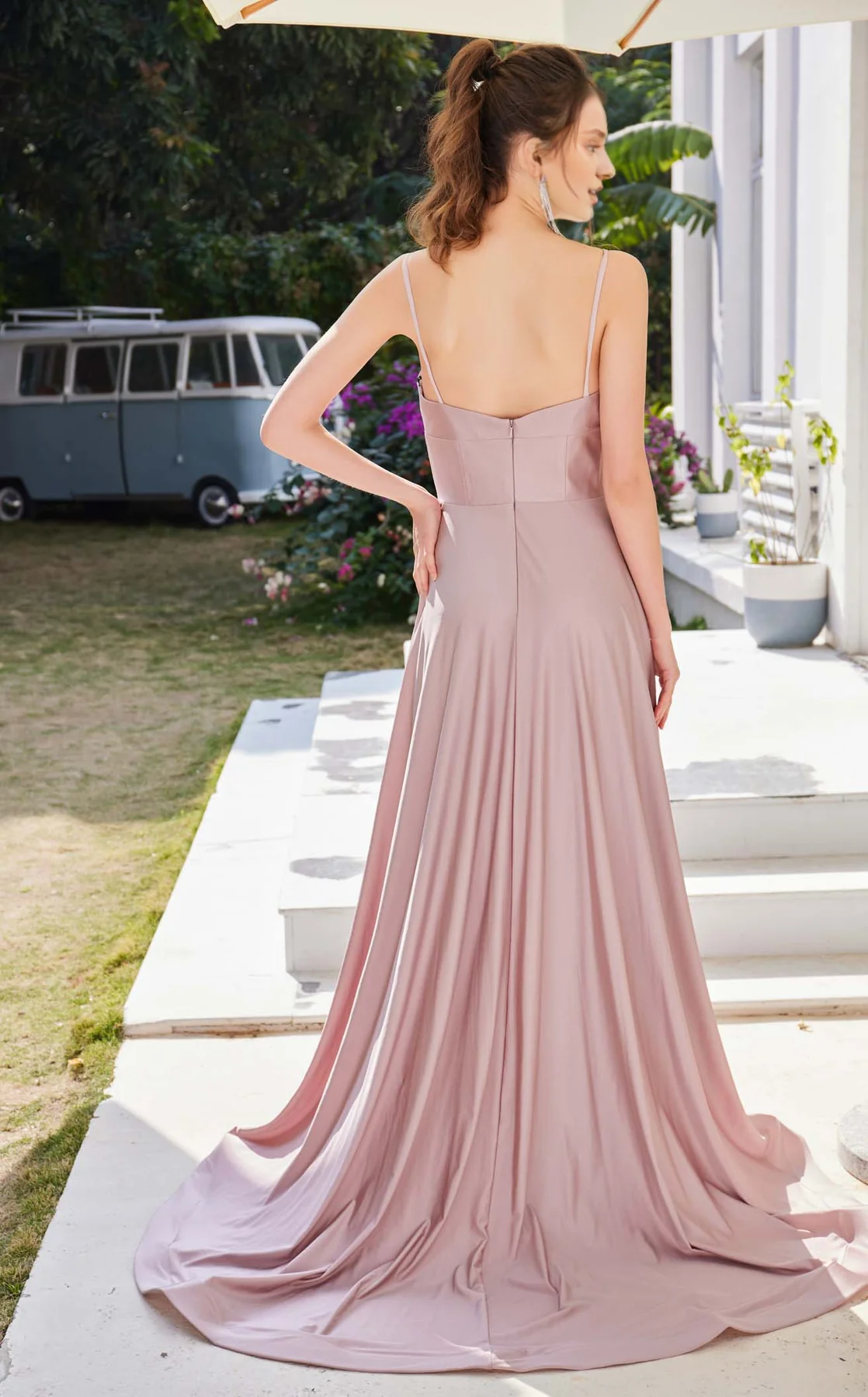 Abito da sera aderente in raso con scollo rotondo e lunghezza al pavimento, a trapezio