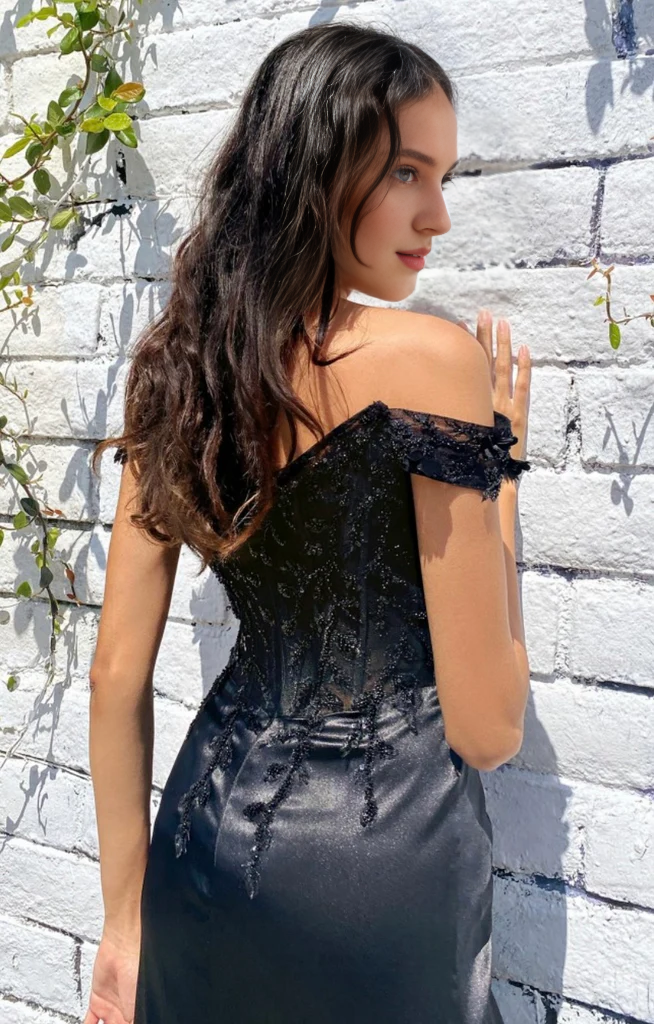 Vestidos de noche negros con estampado floral, hombros descubiertos y hasta el suelo