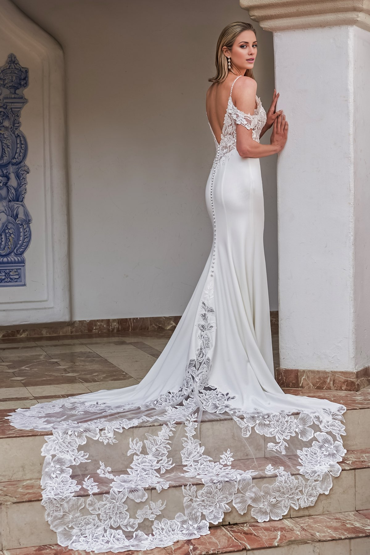 Vestido de novia entallado con escote en V profundo, tirantes de cuentas hechos a mano y largo hasta el suelo.